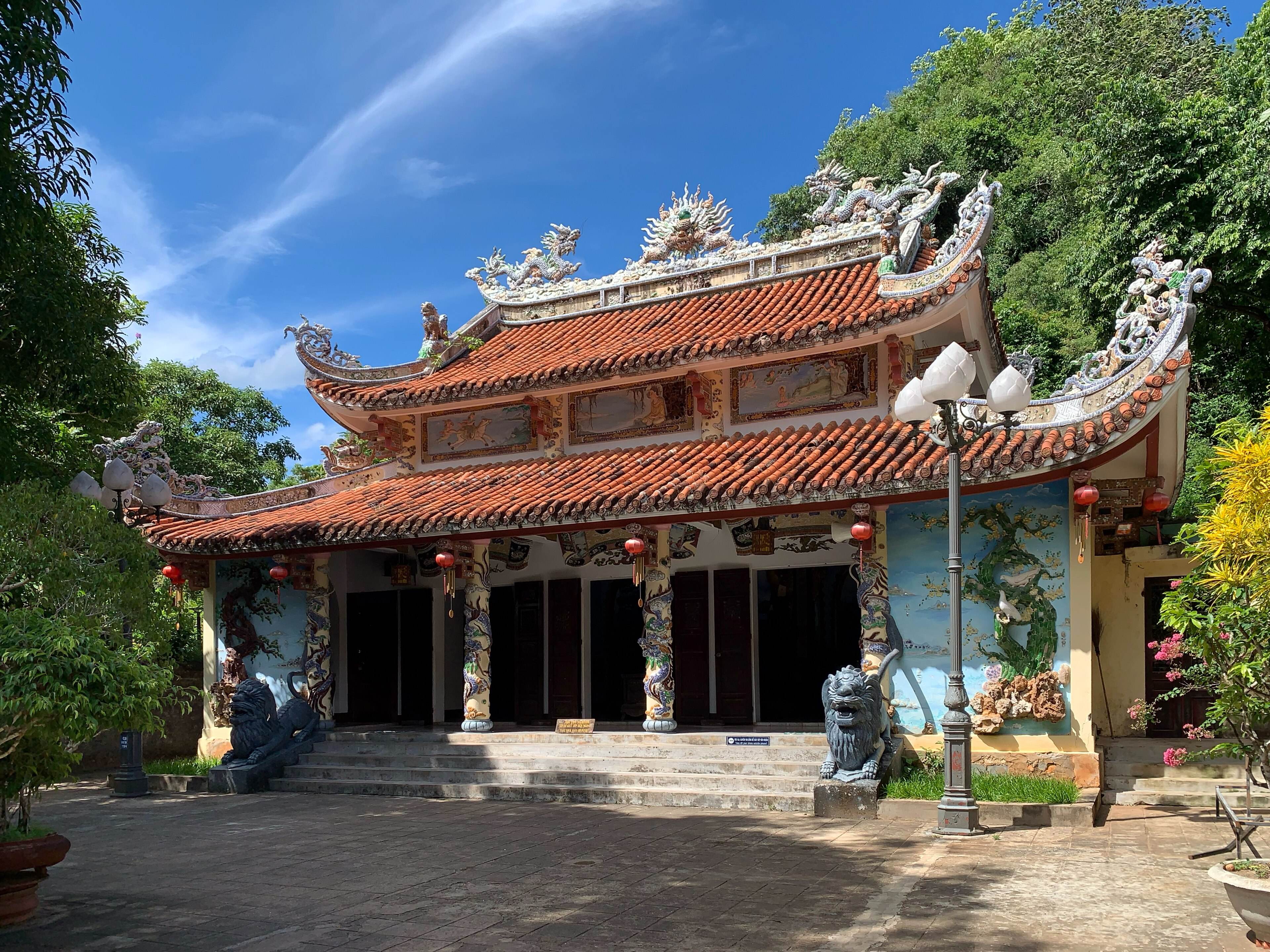 The red-roofed main hall of Tam Thai pagoda on Thủy Sơn